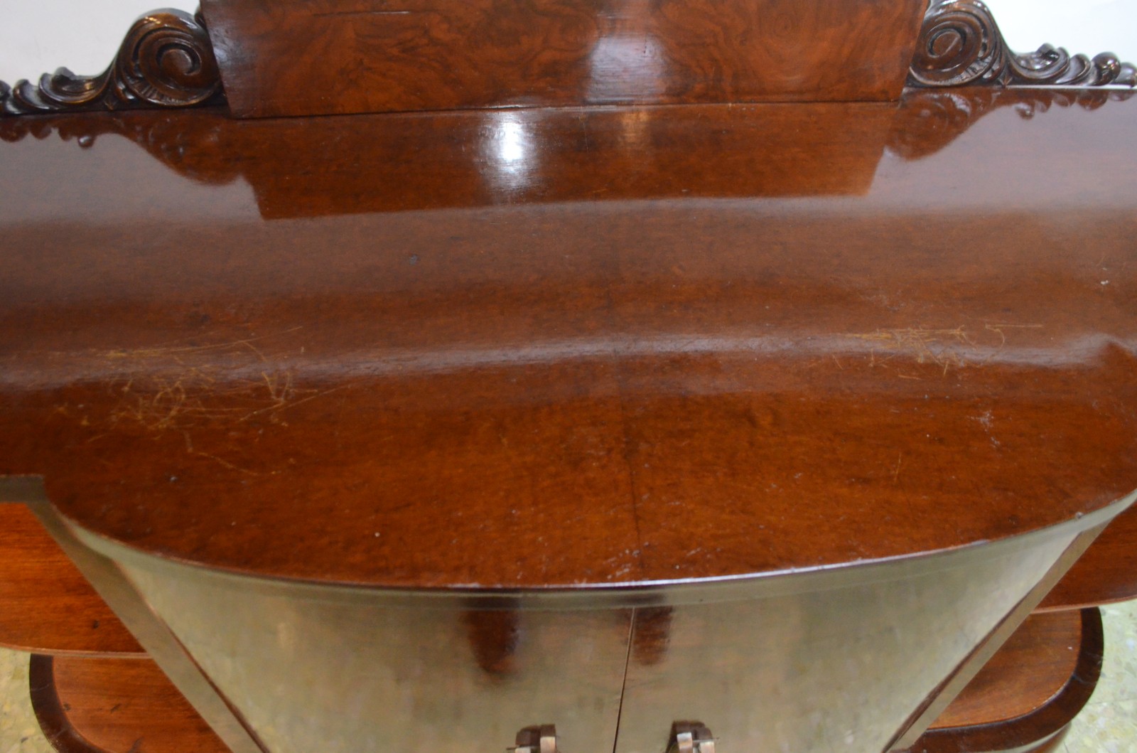 Móvel buffet de madeira nobre no estilo Art Deco. Duas portas... - foto 6 de 8