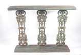 Divisória de metal patinado com tampo e base de... - Divisória de metal patinado com tampo e base de madeira. Desgastes.