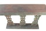 Divisória de metal patinado com tampo e base de... - Divisória de metal patinado com tampo e base de madeira. Desgastes.