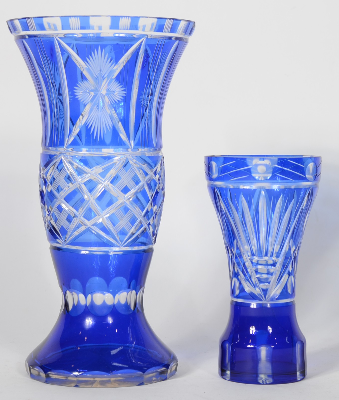 Três peças de cristal, sendo: dois vasos doublé azul lapidados e taça... - foto 3 de 9