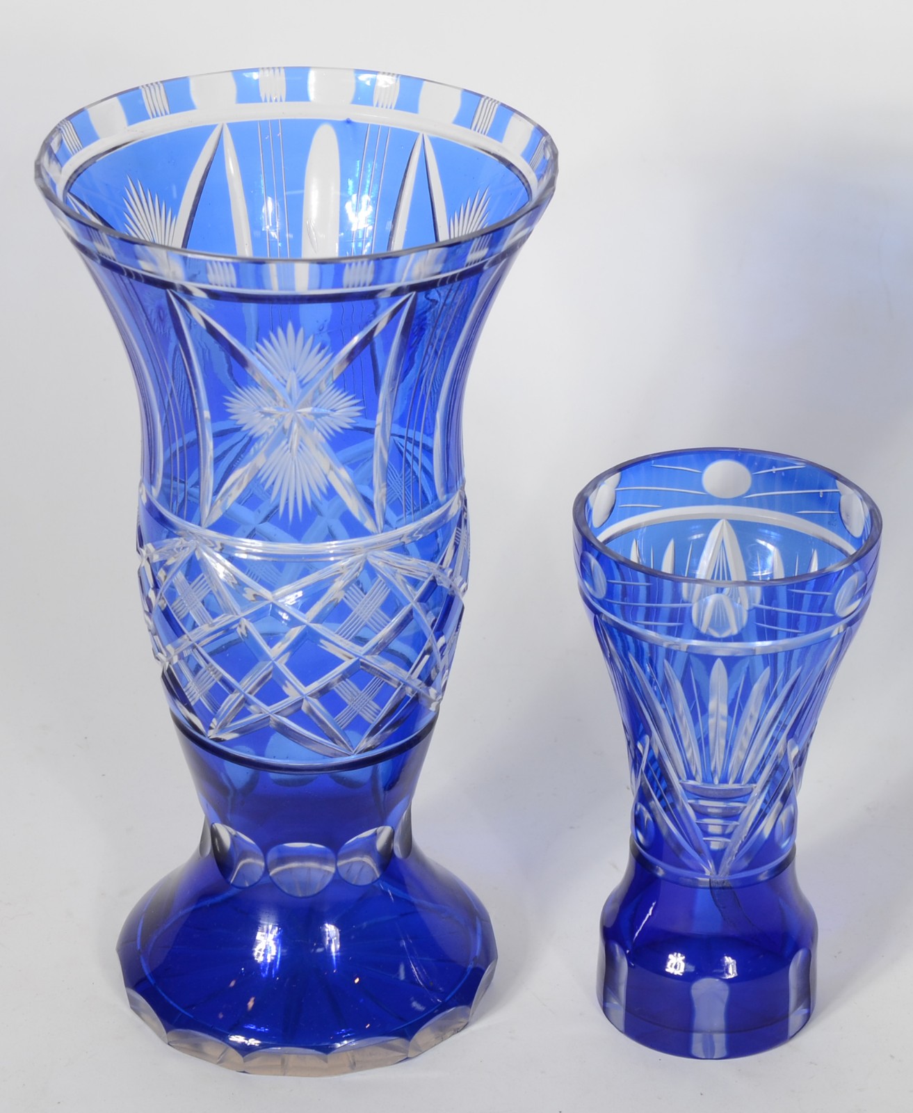 Três peças de cristal, sendo: dois vasos doublé azul lapidados e taça... - foto 4 de 9