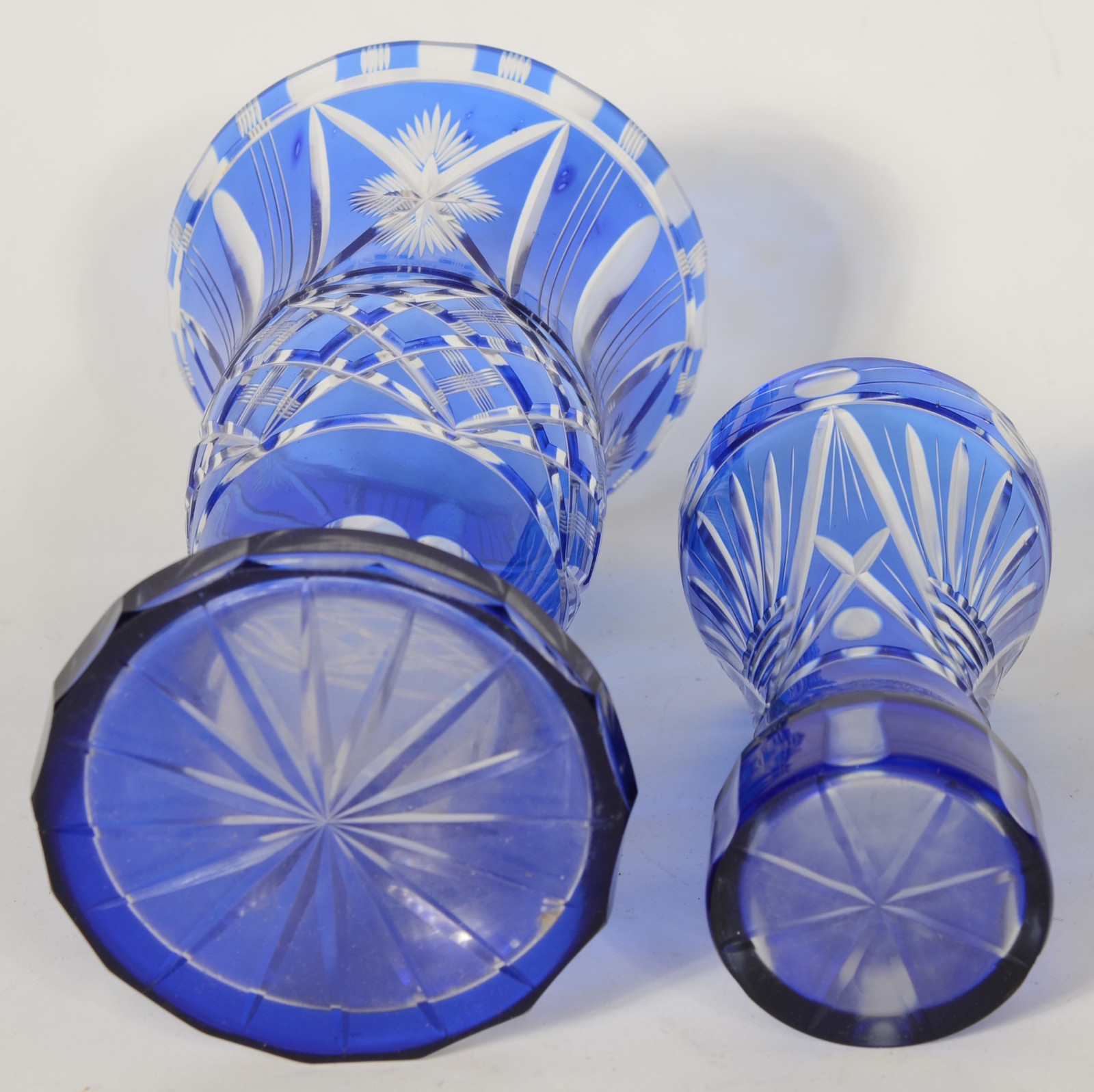 Três peças de cristal, sendo: dois vasos doublé azul lapidados e taça... - foto 5 de 9