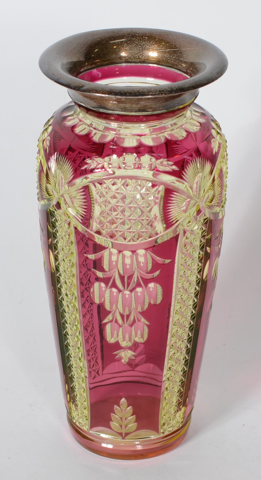 Vaso de cristal lapidado doublé rosa e amarelo, bocal de prata... - foto 2 de 5