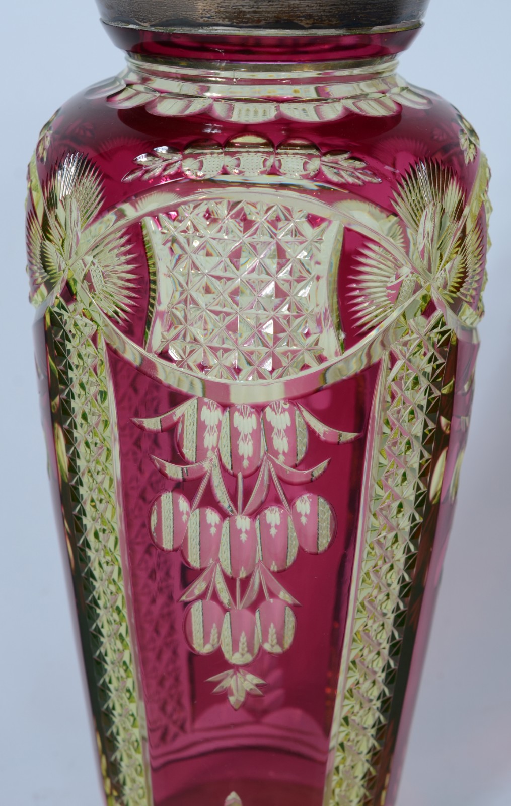 Vaso de cristal lapidado doublé rosa e amarelo, bocal de prata... - foto 3 de 5