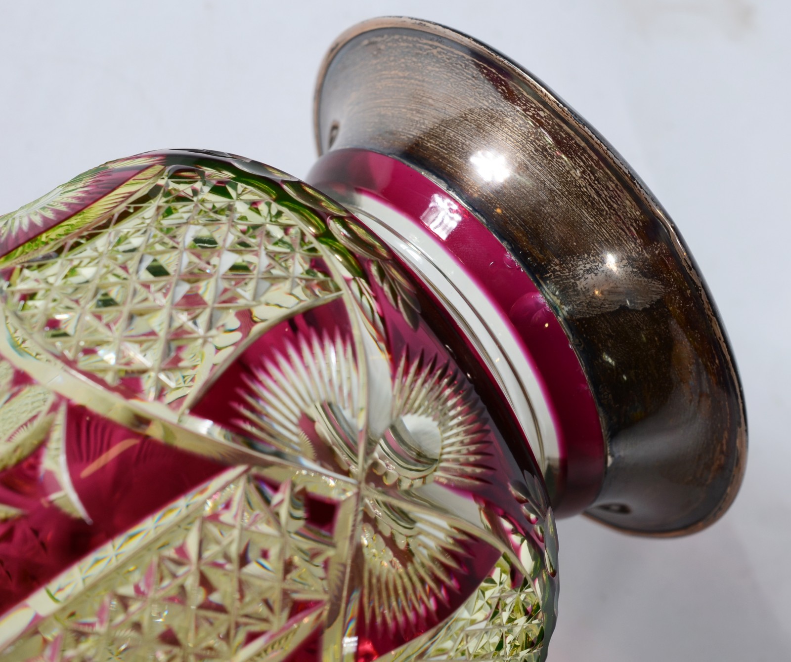 Vaso de cristal lapidado doublé rosa e amarelo, bocal de prata... - foto 5 de 5