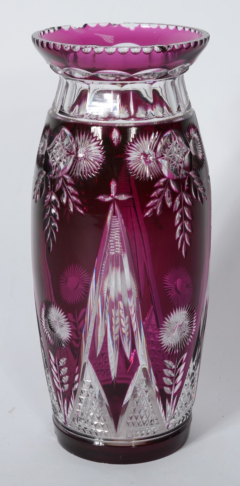 Vaso de cristal europeu doublé rosa lapidado. Bicados na base e no... - foto 1 de 7