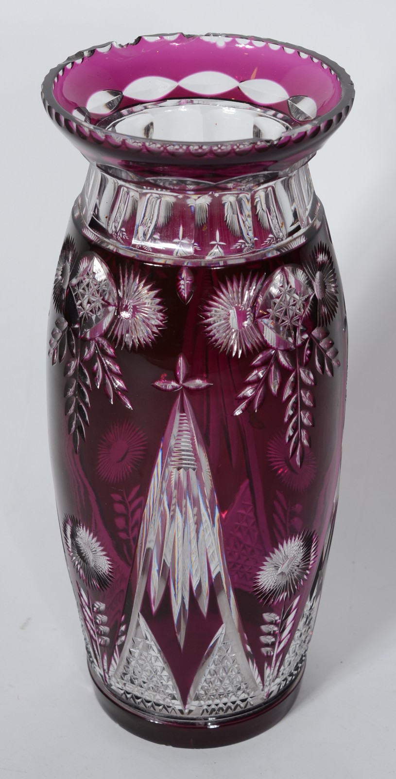Vaso de cristal europeu doublé rosa lapidado. Bicados na base e no... - foto 2 de 7