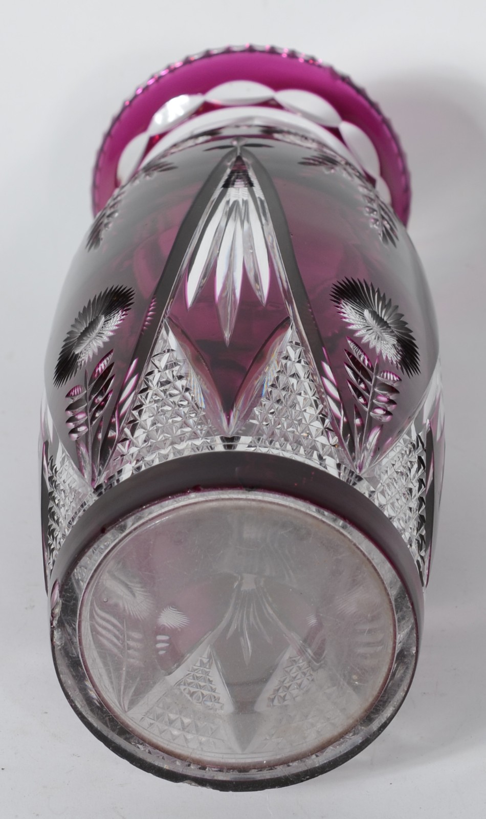 Vaso de cristal europeu doublé rosa lapidado. Bicados na base e no... - foto 3 de 7