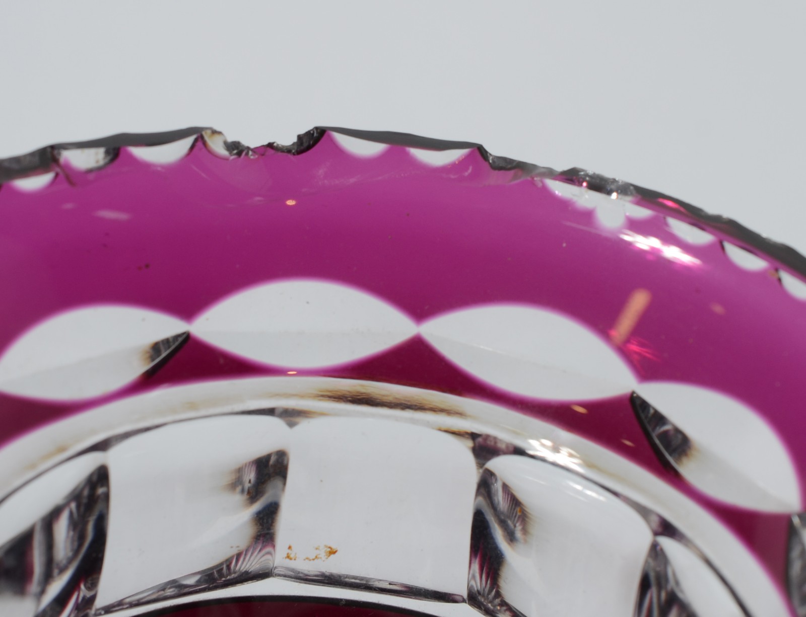 Vaso de cristal europeu doublé rosa lapidado. Bicados na base e no... - foto 5 de 7