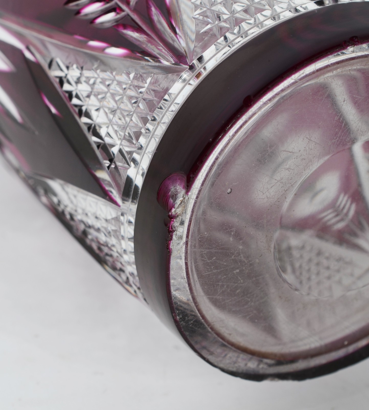 Vaso de cristal europeu doublé rosa lapidado. Bicados na base e no... - foto 6 de 7