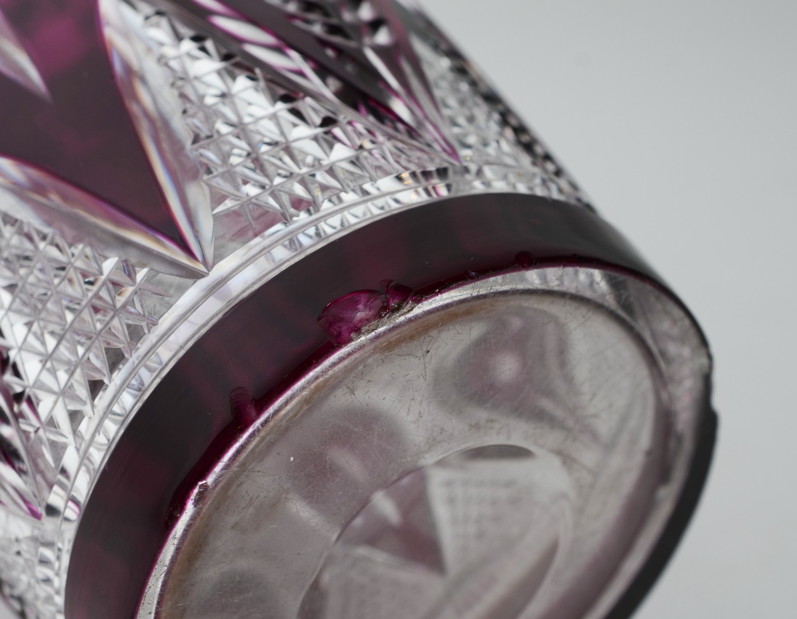 Vaso de cristal europeu doublé rosa lapidado. Bicados na base e no... - foto 7 de 7