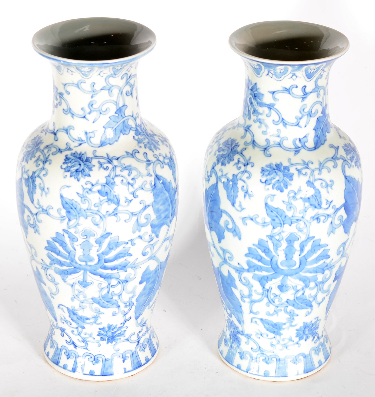 Par de vasos de porcelana decorados com folhagens em tons de azul e... - foto 2 de 3