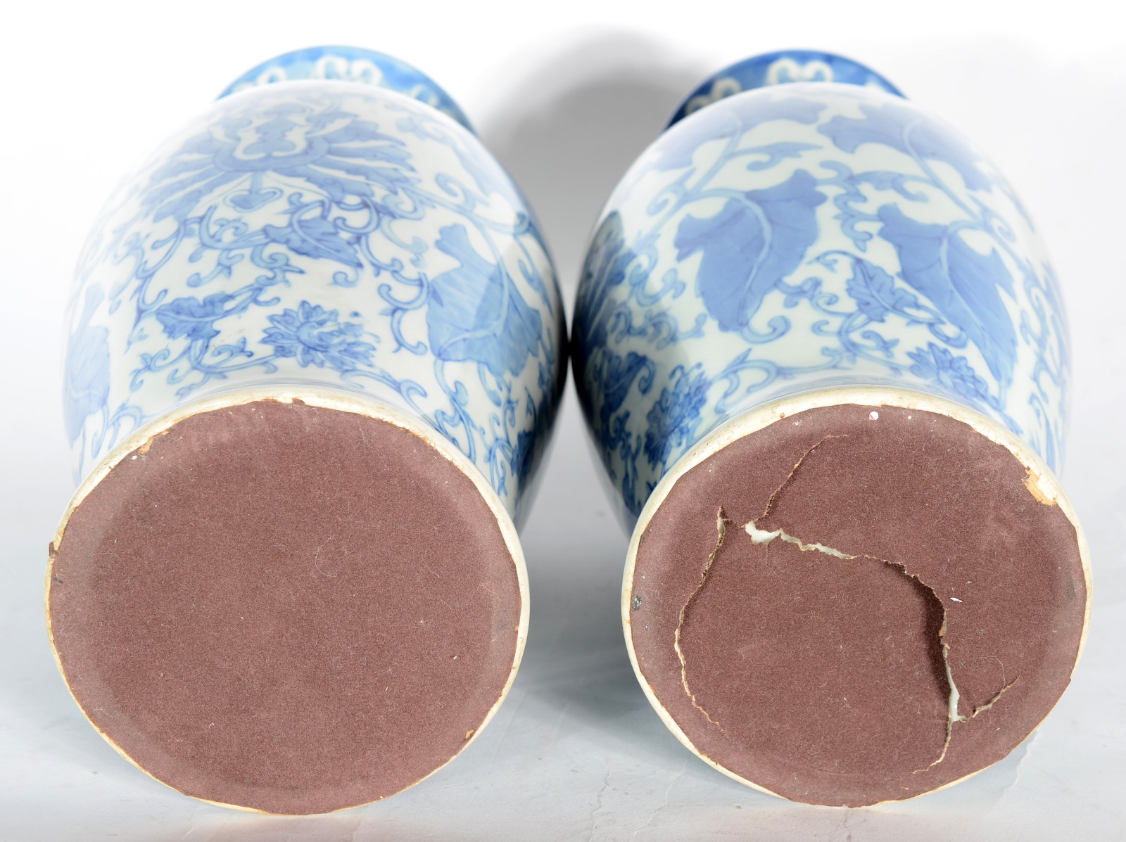 Par de vasos de porcelana decorados com folhagens em tons de azul e... - foto 3 de 3