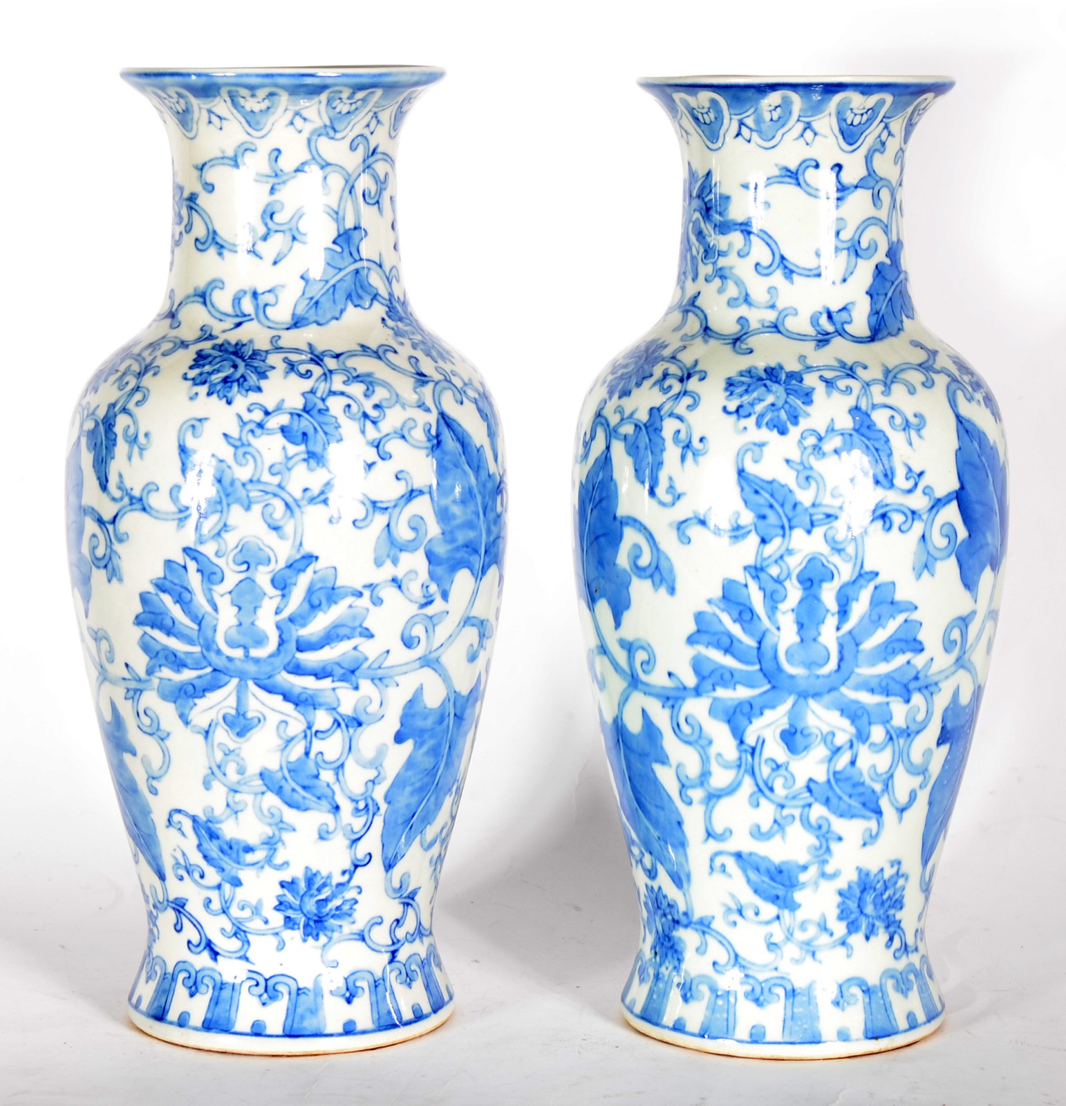 Par de vasos de porcelana decorados com folhagens em tons de azul e... - foto 1 de 3