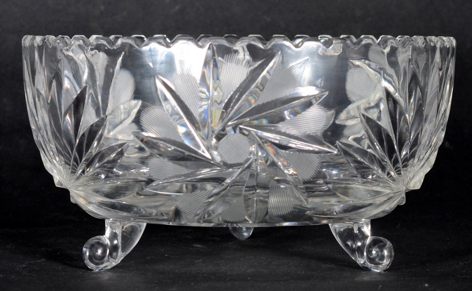 Fruteira de cristal alemão lapidado, borda dentada, apoio em tres pés... - foto 1 de 5