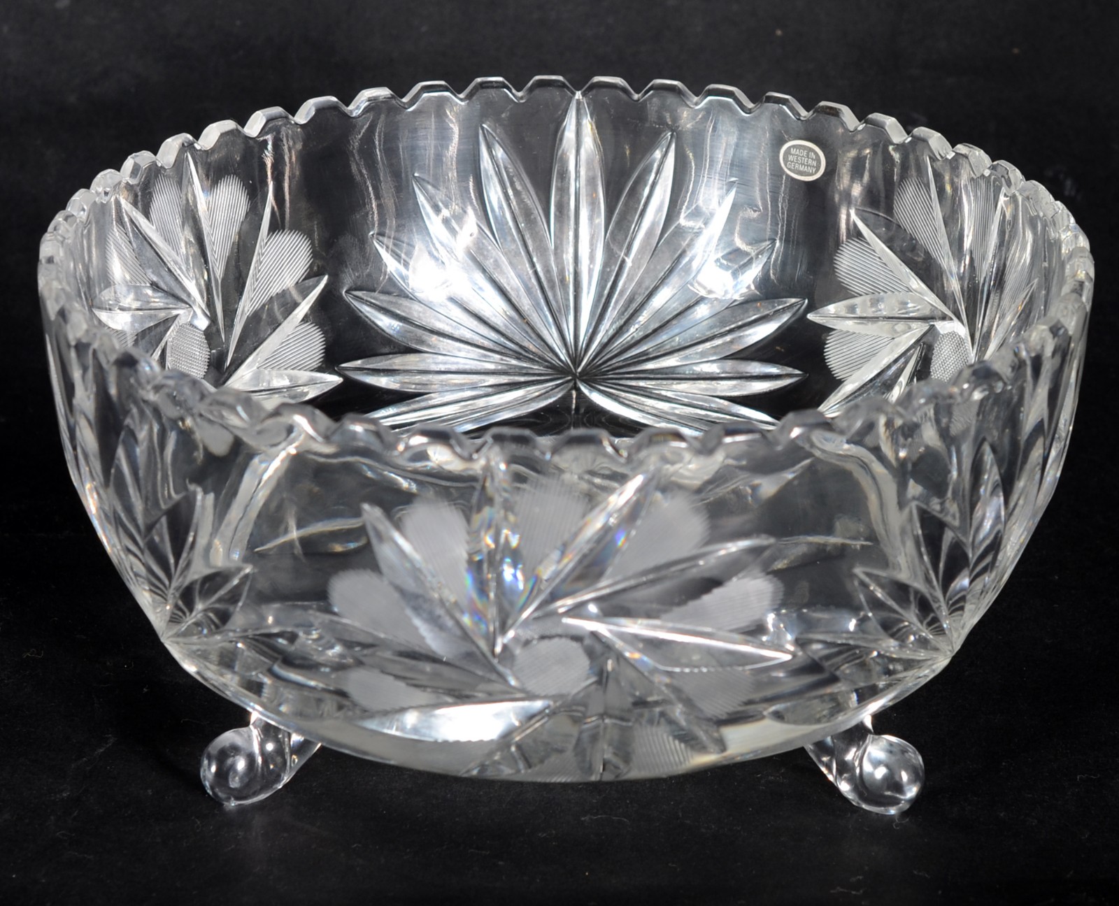 Fruteira de cristal alemão lapidado, borda dentada, apoio em tres pés... - foto 2 de 5