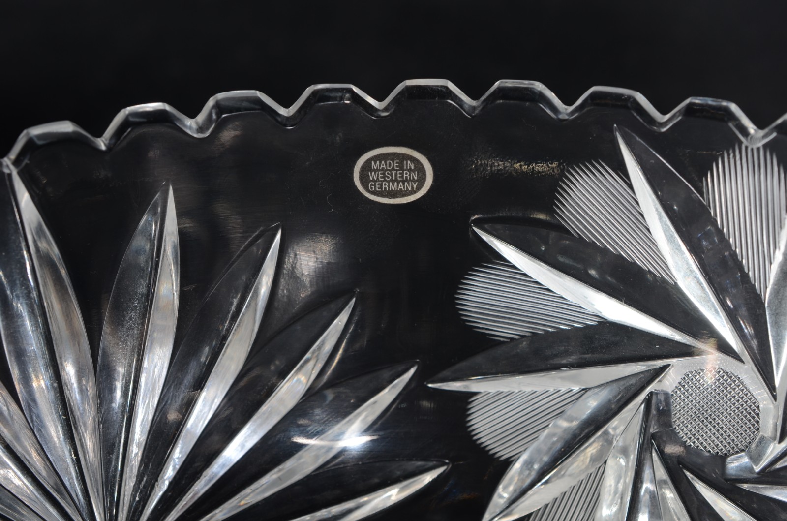 Fruteira de cristal alemão lapidado, borda dentada, apoio em tres pés... - foto 4 de 5