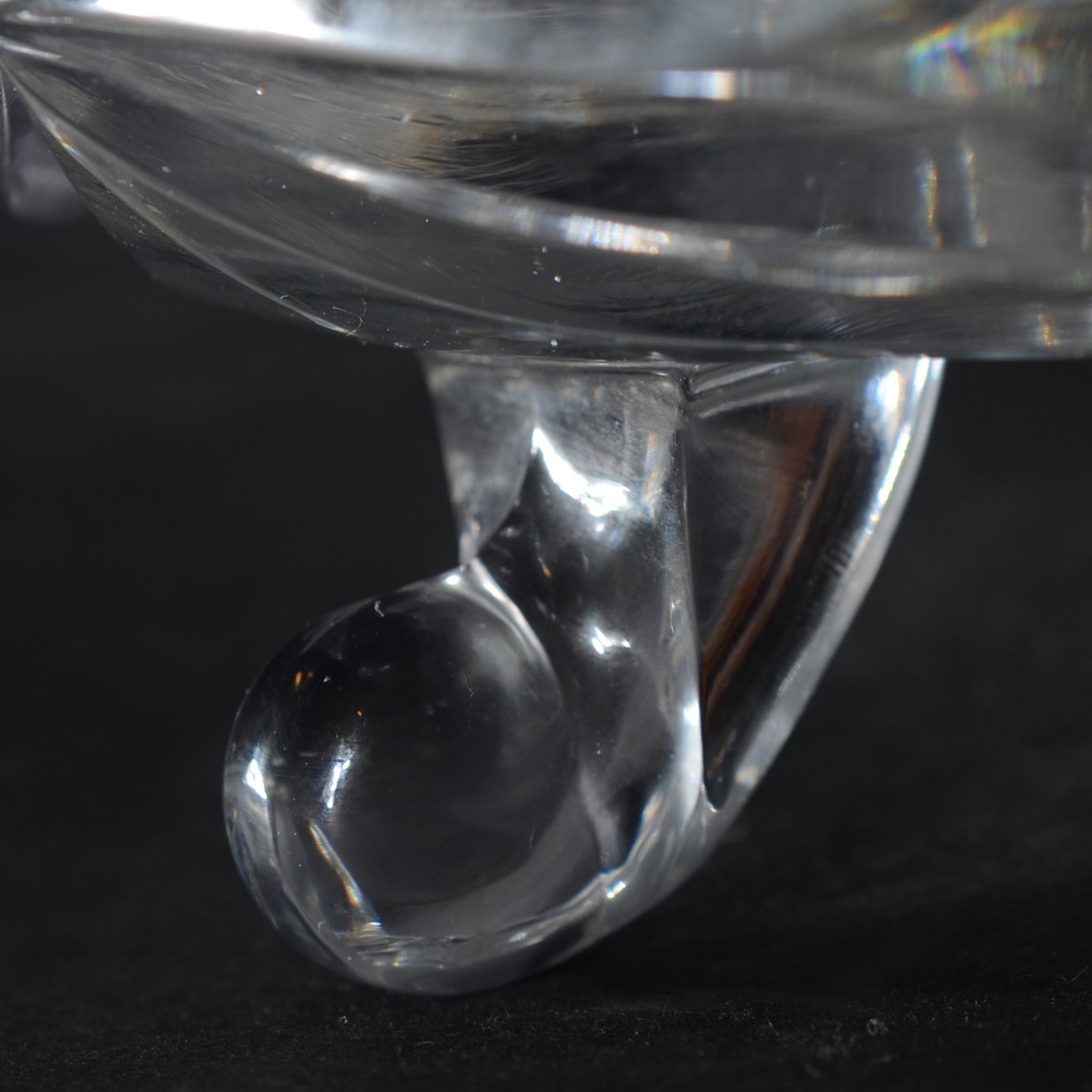Fruteira de cristal alemão lapidado, borda dentada, apoio em tres pés... - foto 5 de 5