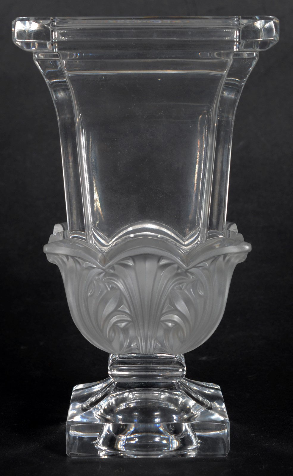 Vaso de cristal feitio quadrangular, base com folhagem acetinada. - foto 1 de 4