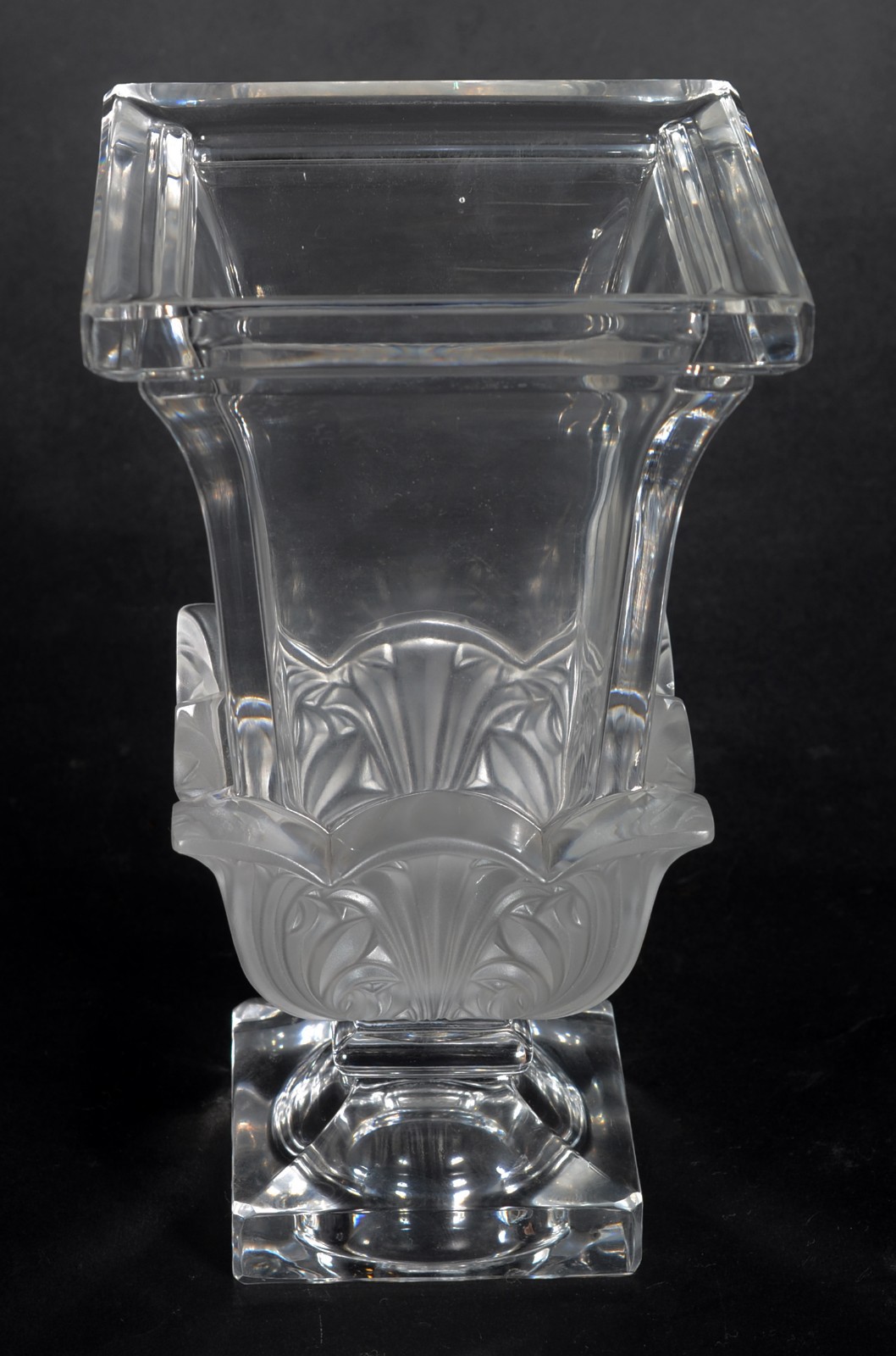 Vaso de cristal feitio quadrangular, base com folhagem acetinada. - foto 2 de 4