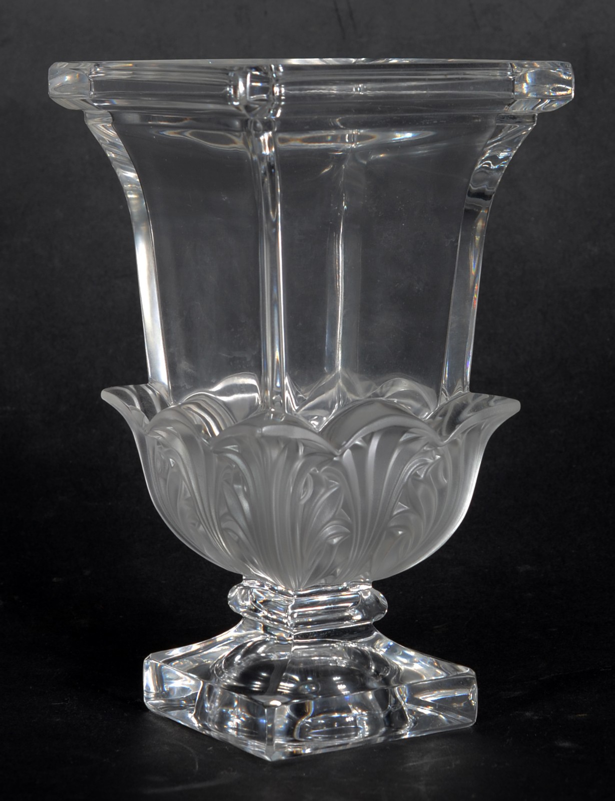 Vaso de cristal feitio quadrangular, base com folhagem acetinada. - foto 3 de 4