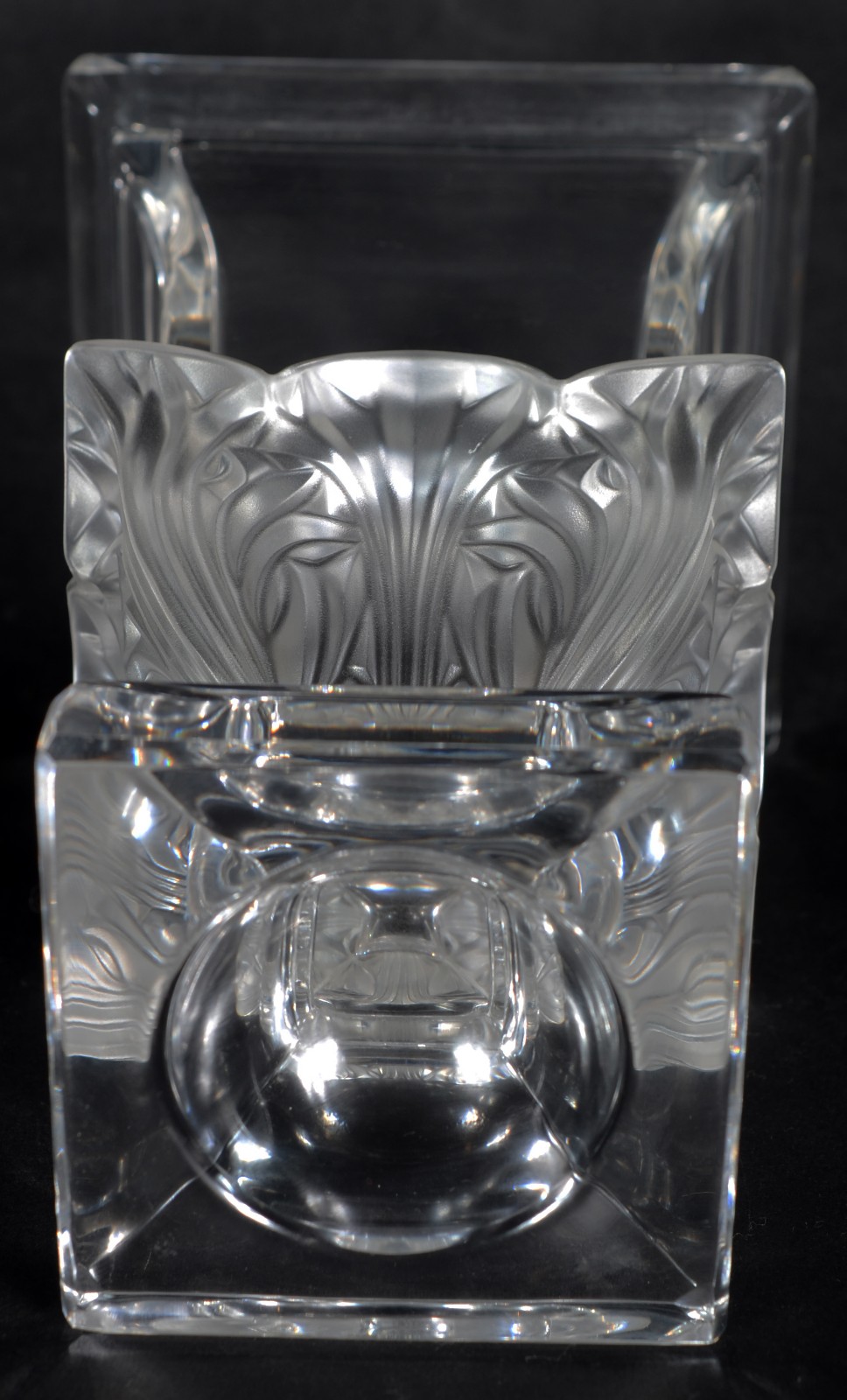 Vaso de cristal feitio quadrangular, base com folhagem acetinada. - foto 4 de 4