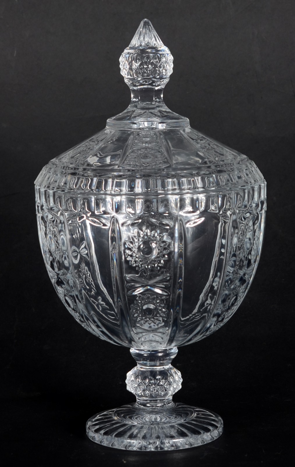 Bomboniere de cristal tcheco lapidado. - foto 1 de 4