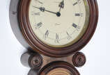 Relógio decorativo  feitio oito, marca  Kienzle... - Relógio decorativo  feitio oito, marca  Kienzle, a quartz. Altura 54 cm.