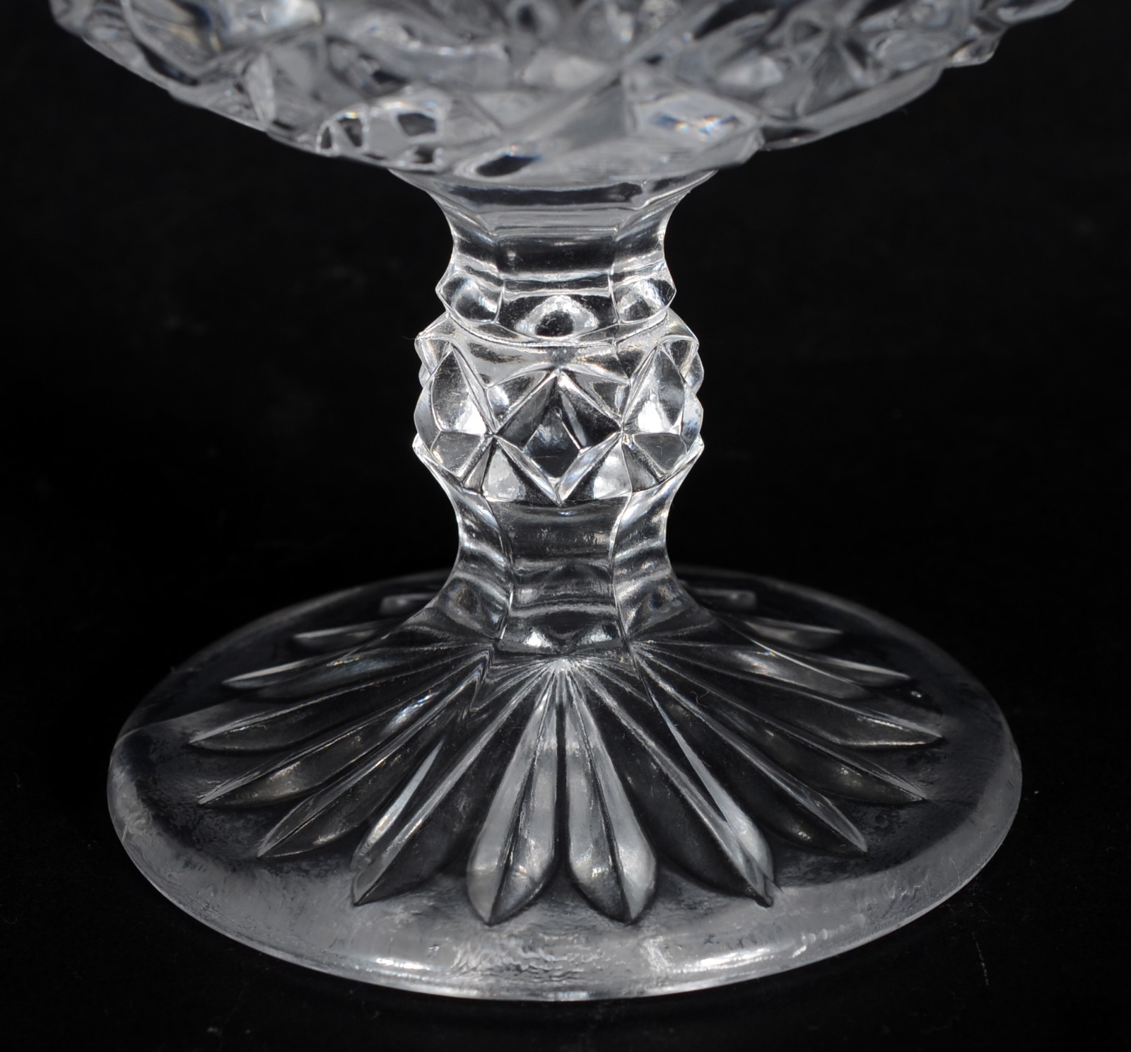 Bomboniere de cristal tcheco lapidado, feitio redondo. - foto 2 de 6