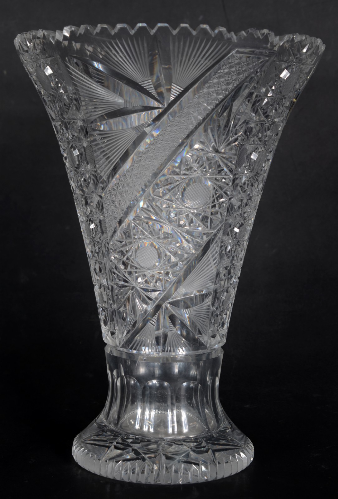 Vaso de cristal tcheco lapidado. Mínimos bicados. - foto 1 de 4