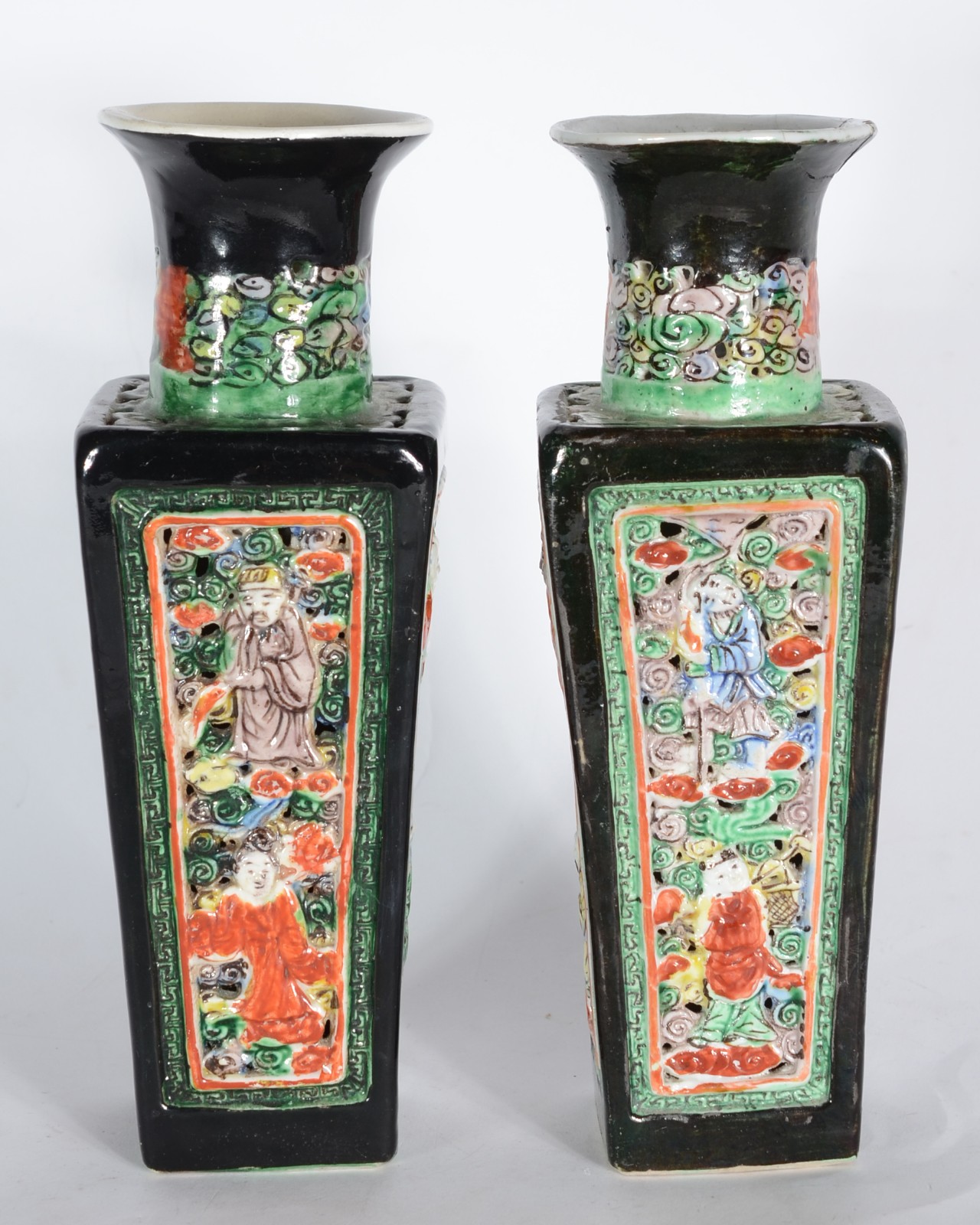 Par de vasos de porcelana chinesa com figuras típicas em relevo e... - foto 1 de 8