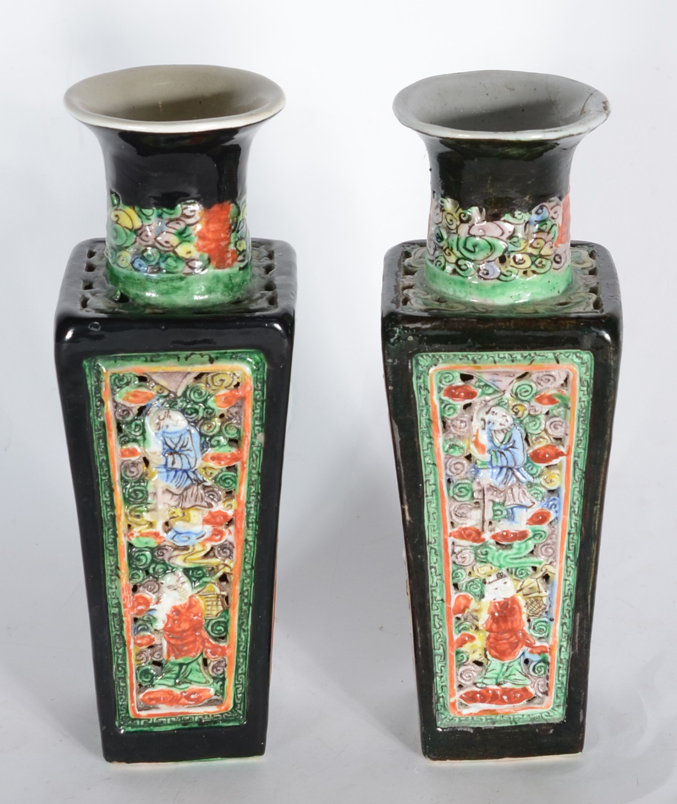 Par de vasos de porcelana chinesa com figuras típicas em relevo e... - foto 2 de 8