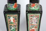 Par de vasos de porcelana chinesa com figuras t... - Par de vasos de porcelana chinesa com figuras típicas em relevo e policromia. Um deles com parte quebrada e colada na borda.
