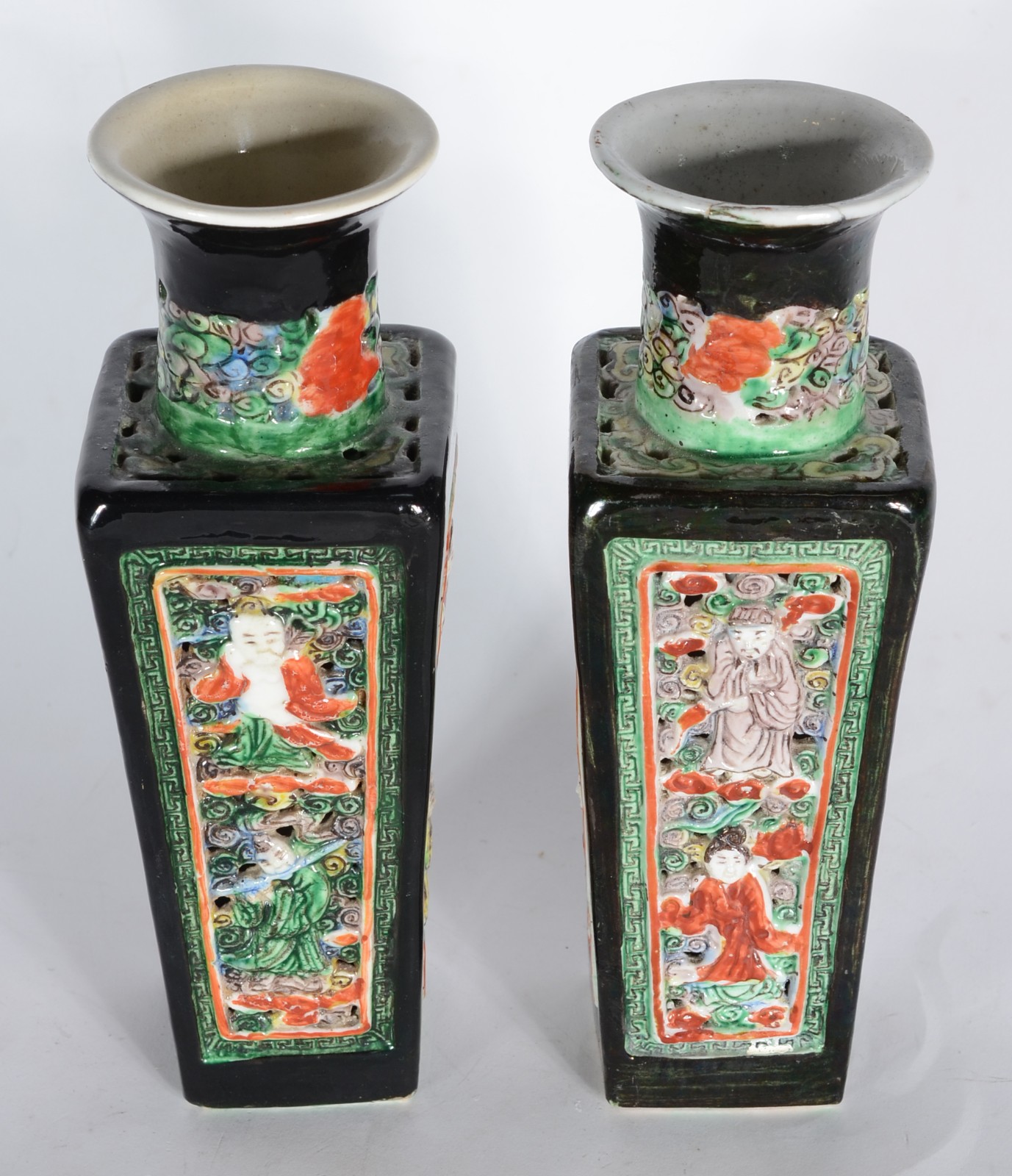 Par de vasos de porcelana chinesa com figuras típicas em relevo e... - foto 3 de 8