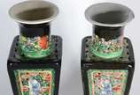 Par de vasos de porcelana chinesa com figuras t... - Par de vasos de porcelana chinesa com figuras típicas em relevo e policromia. Um deles com parte quebrada e colada na borda.