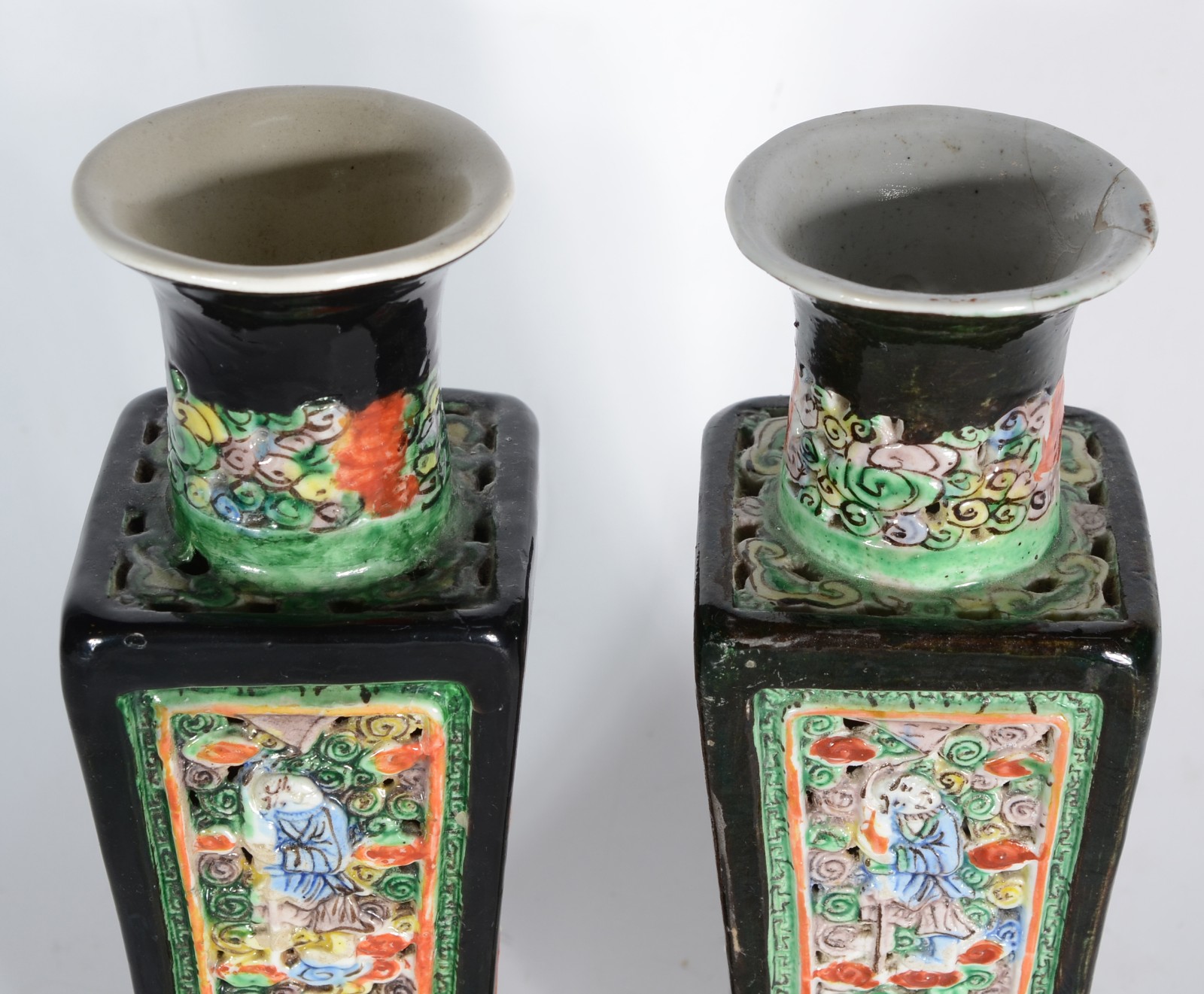 Par de vasos de porcelana chinesa com figuras típicas em relevo e... - foto 4 de 8