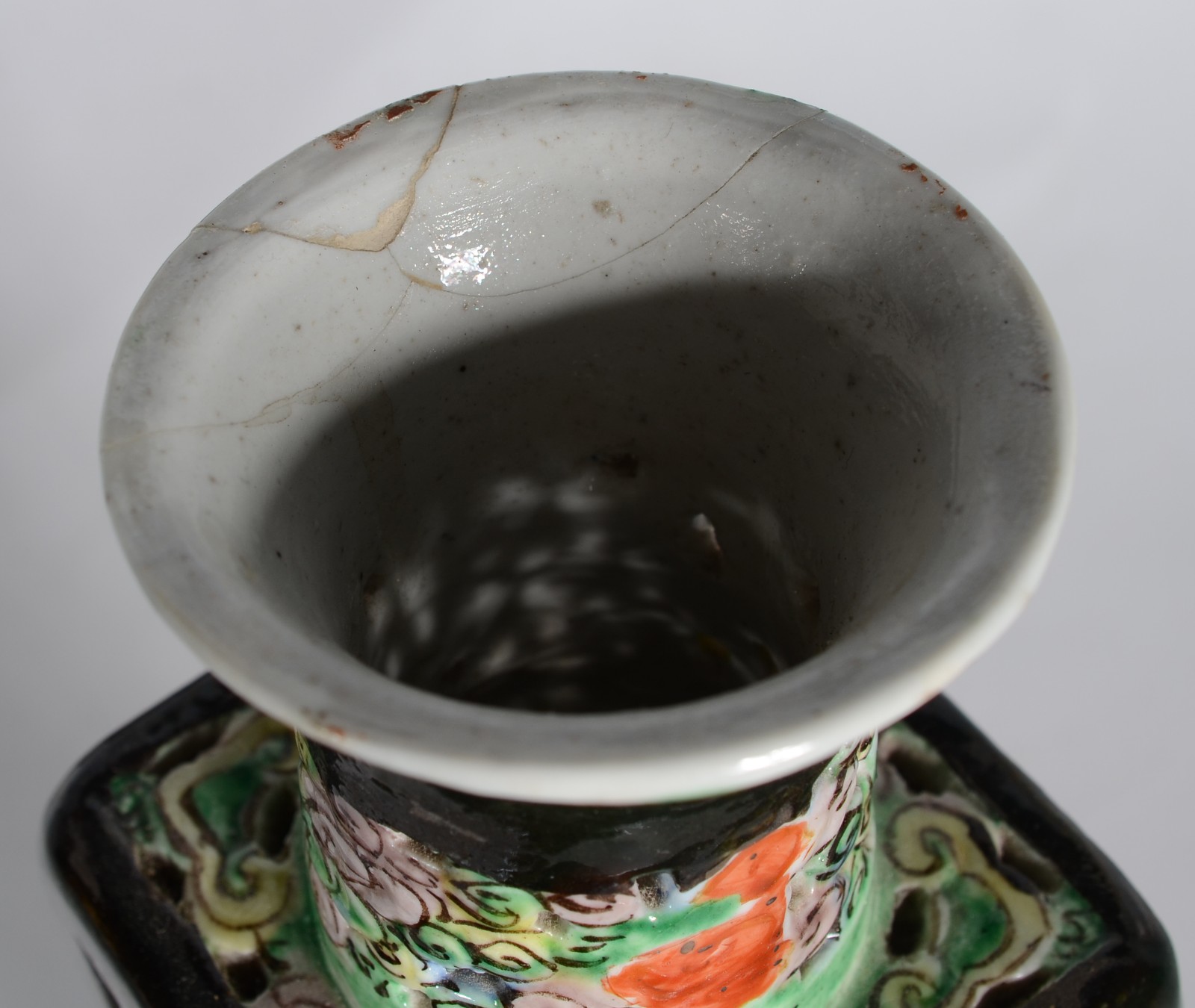 Par de vasos de porcelana chinesa com figuras típicas em relevo e... - foto 5 de 8
