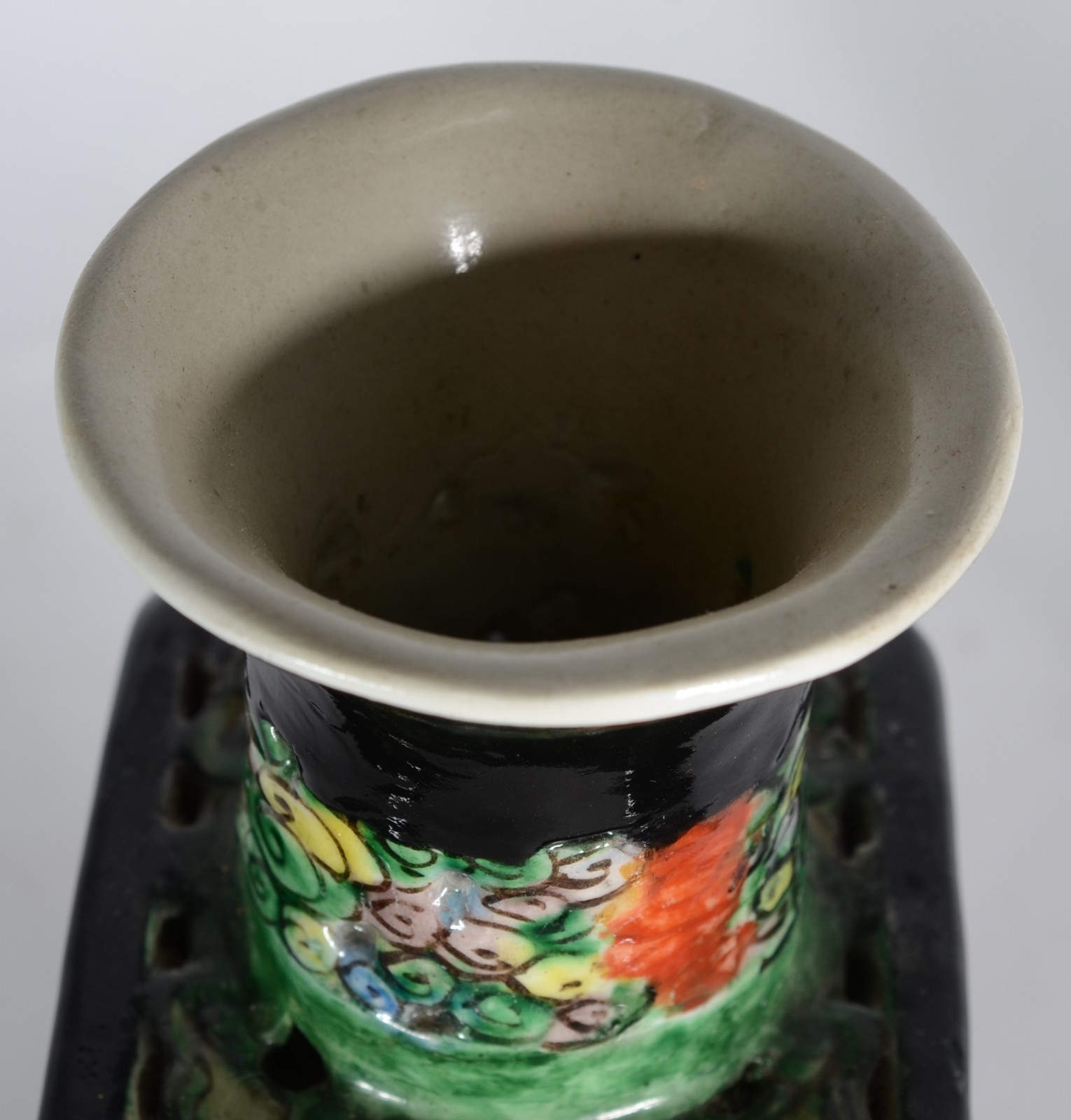 Par de vasos de porcelana chinesa com figuras típicas em relevo e... - foto 6 de 8