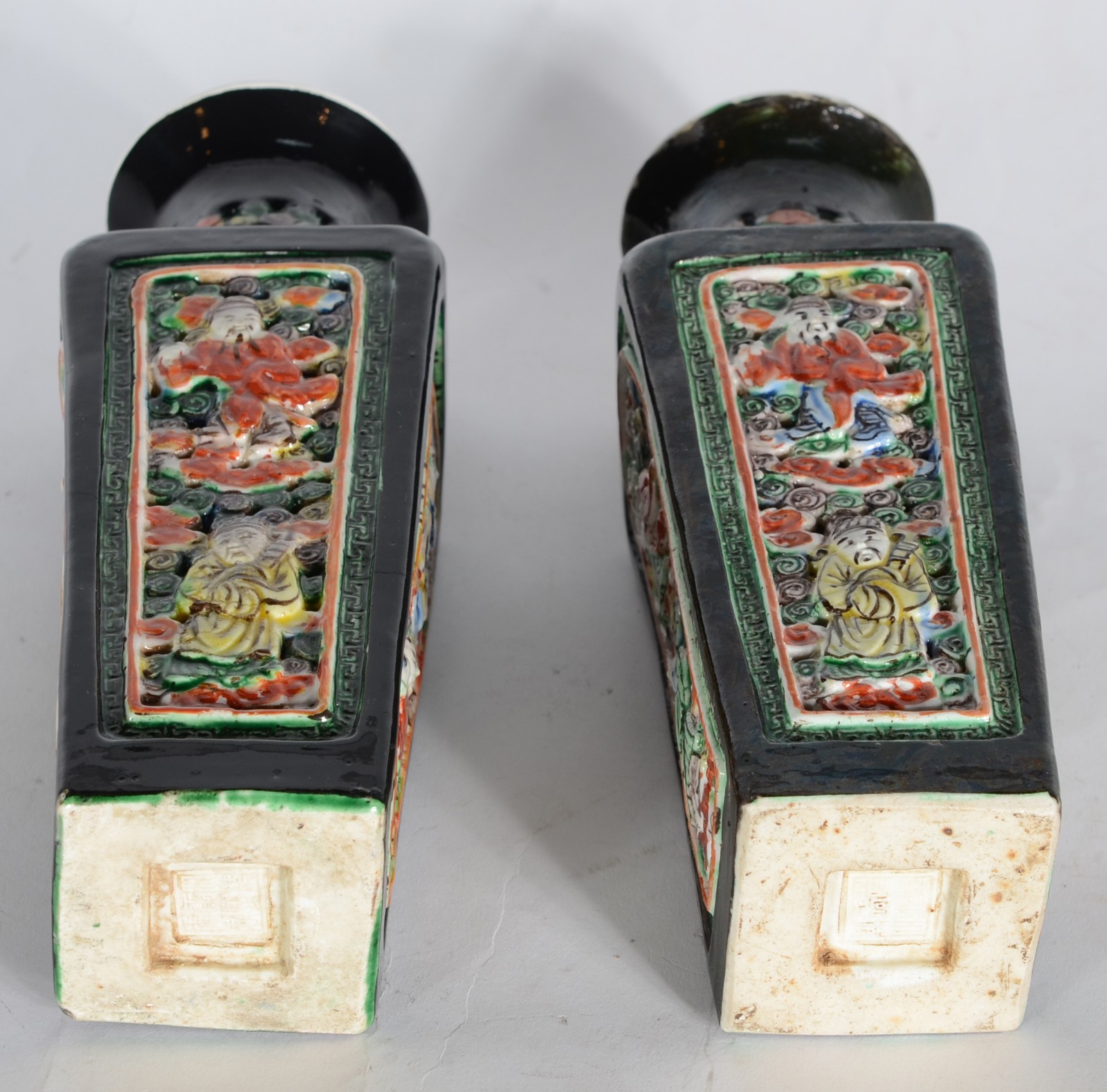 Par de vasos de porcelana chinesa com figuras típicas em relevo e... - foto 7 de 8