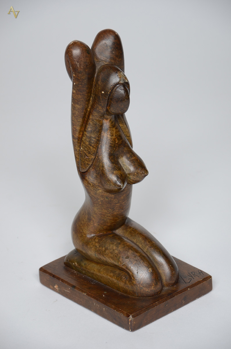 Escultura em pedra sabão representando figura feminina, assinada... - foto 1 de 4