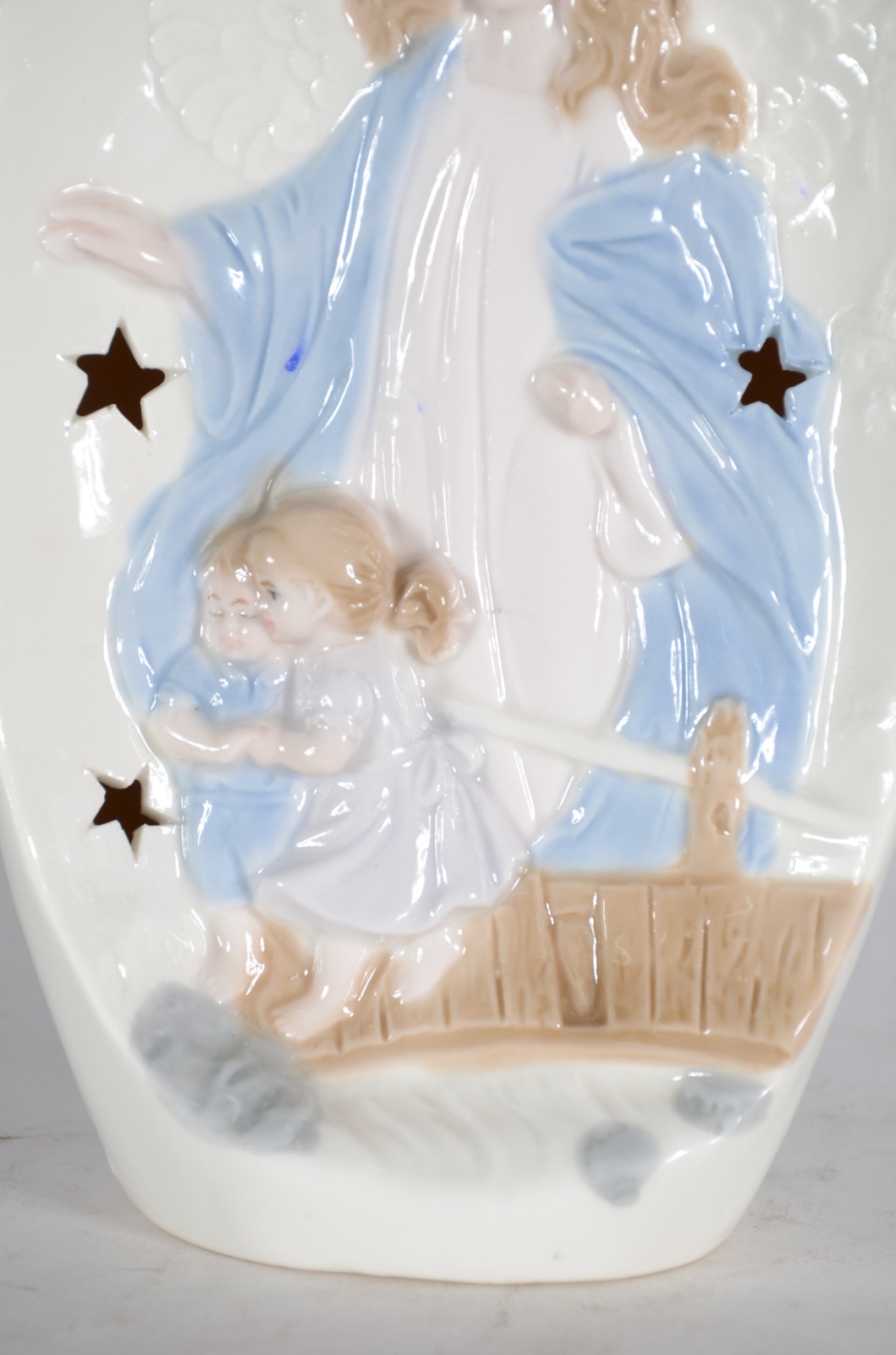 Luminária na forma de anjo da guarda de porcelana policromada. - foto 3 de 9