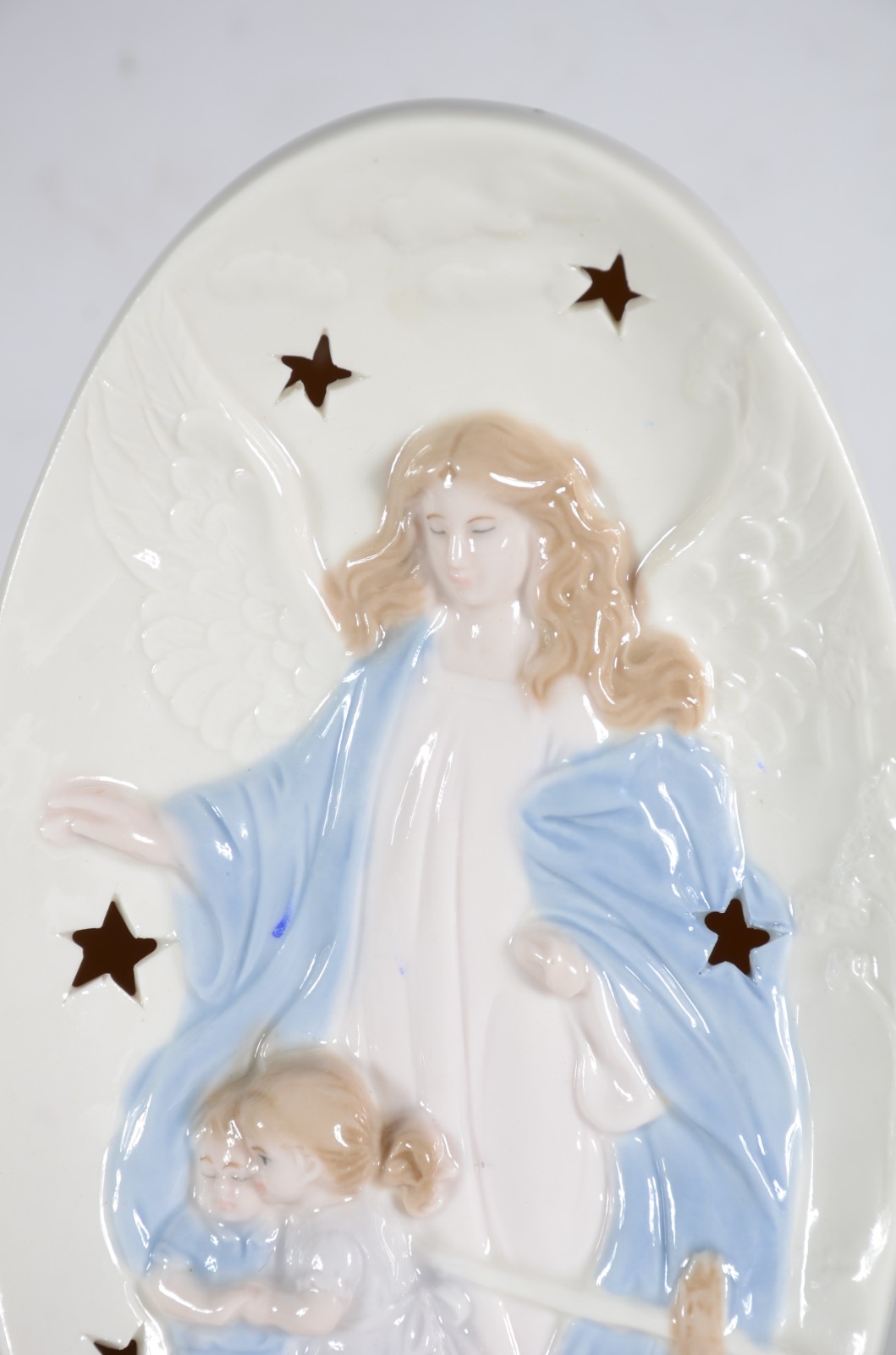 Luminária na forma de anjo da guarda de porcelana policromada. - foto 2 de 9