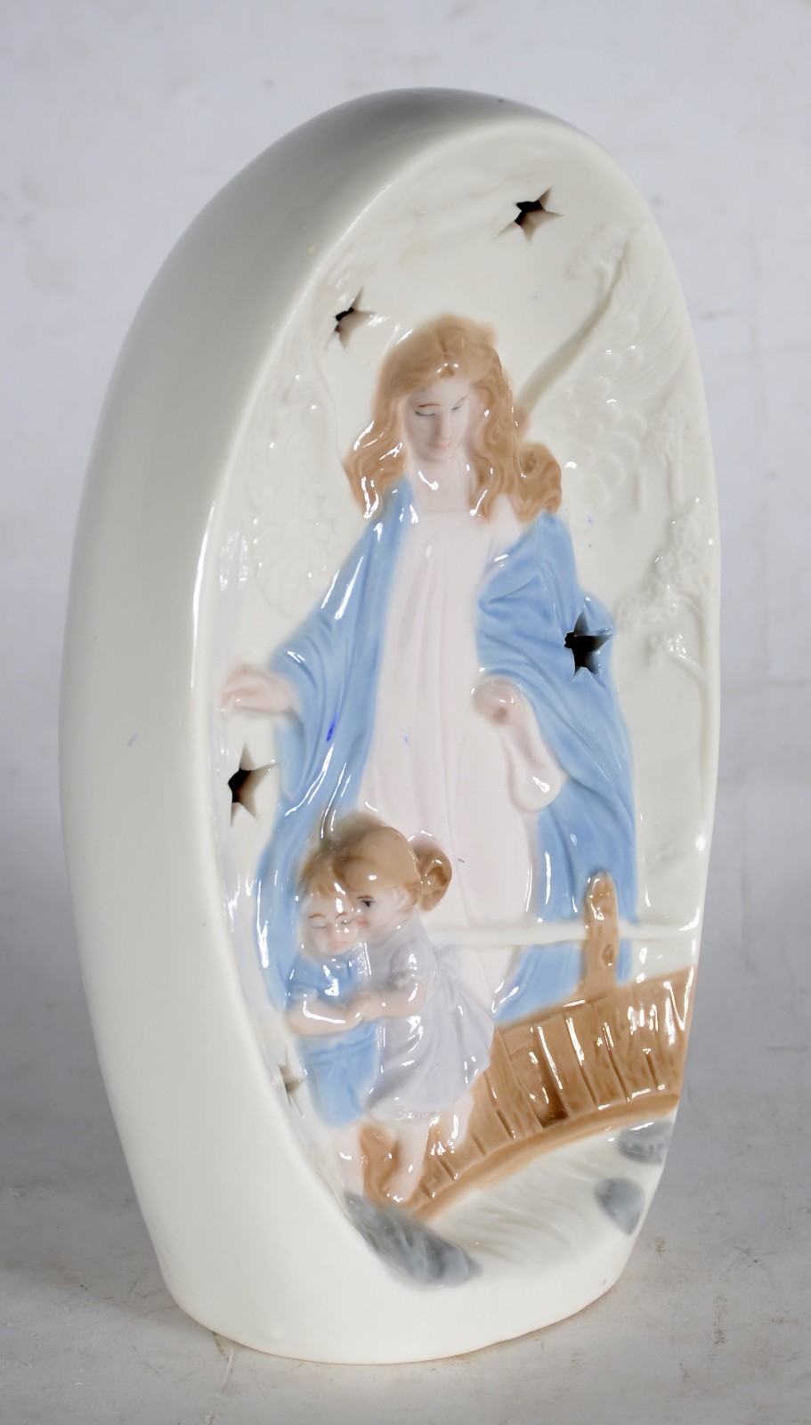 Luminária na forma de anjo da guarda de porcelana policromada. - foto 4 de 9