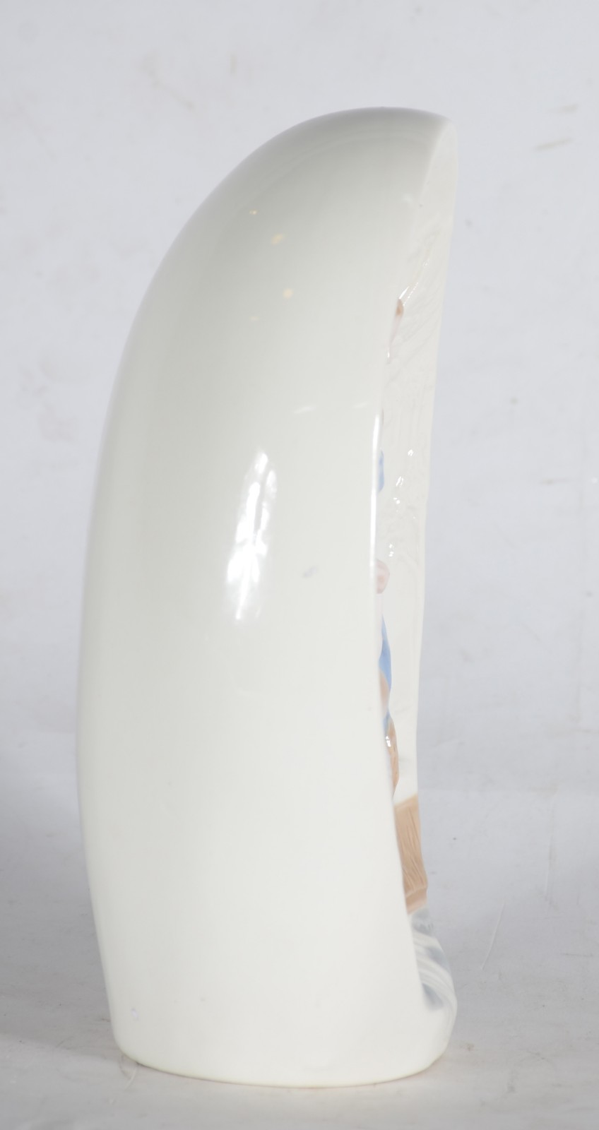 Luminária na forma de anjo da guarda de porcelana policromada. - foto 5 de 9