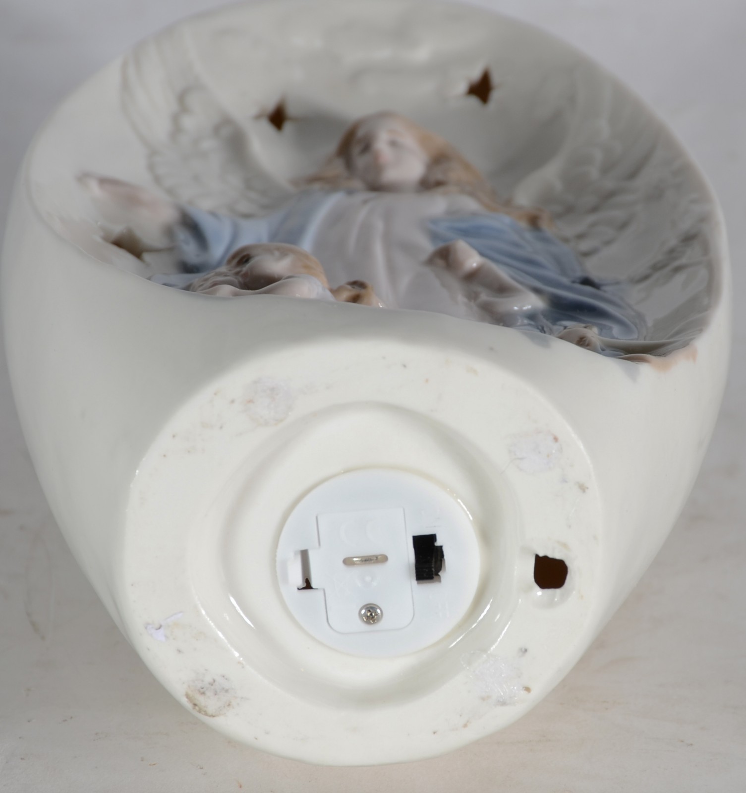 Luminária na forma de anjo da guarda de porcelana policromada. - foto 8 de 9