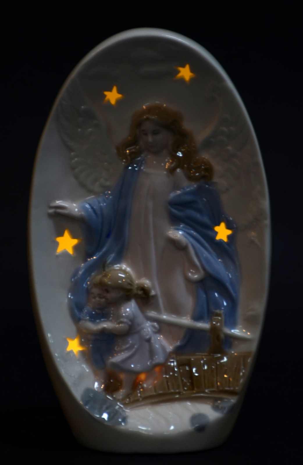 Luminária na forma de anjo da guarda de porcelana policromada. - foto 9 de 9