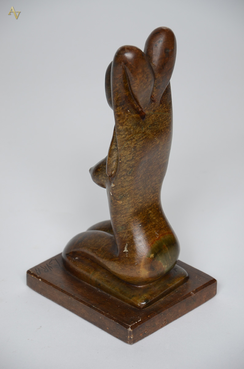 Escultura em pedra sabão representando figura feminina, assinada... - foto 2 de 4
