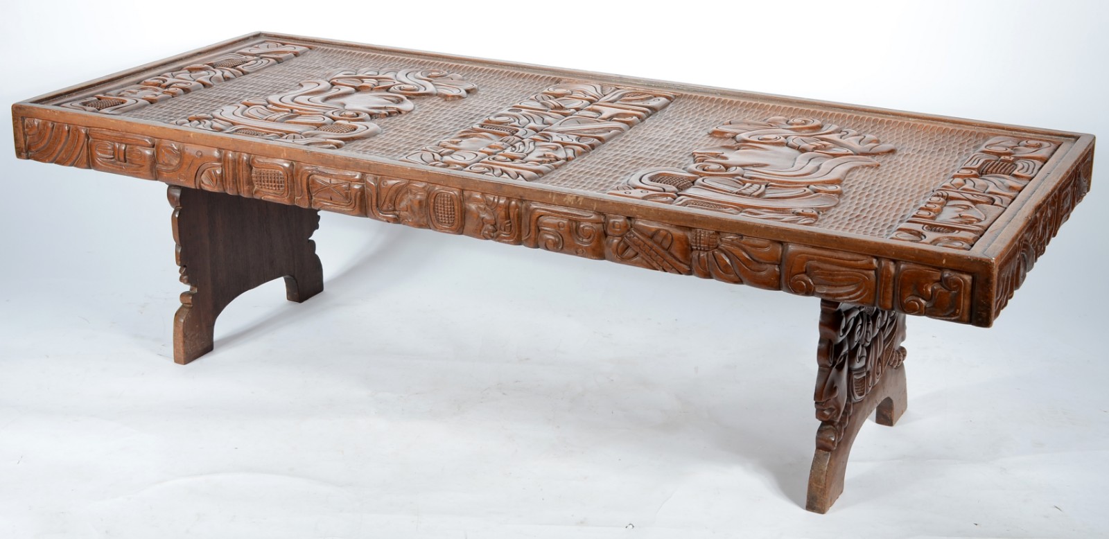 Mesa de centro de madeira entalhada com perfis de rostos masculinos... - foto 1 de 10