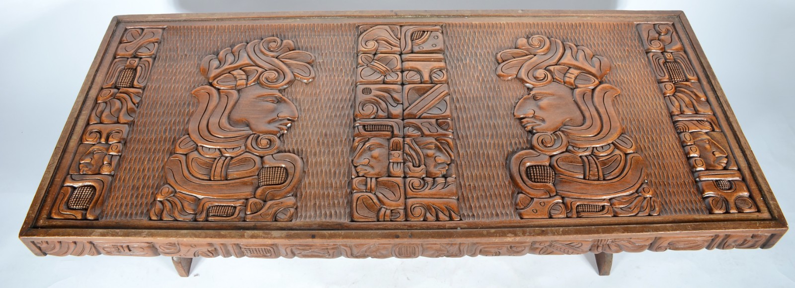 Mesa de centro de madeira entalhada com perfis de rostos masculinos... - foto 6 de 10
