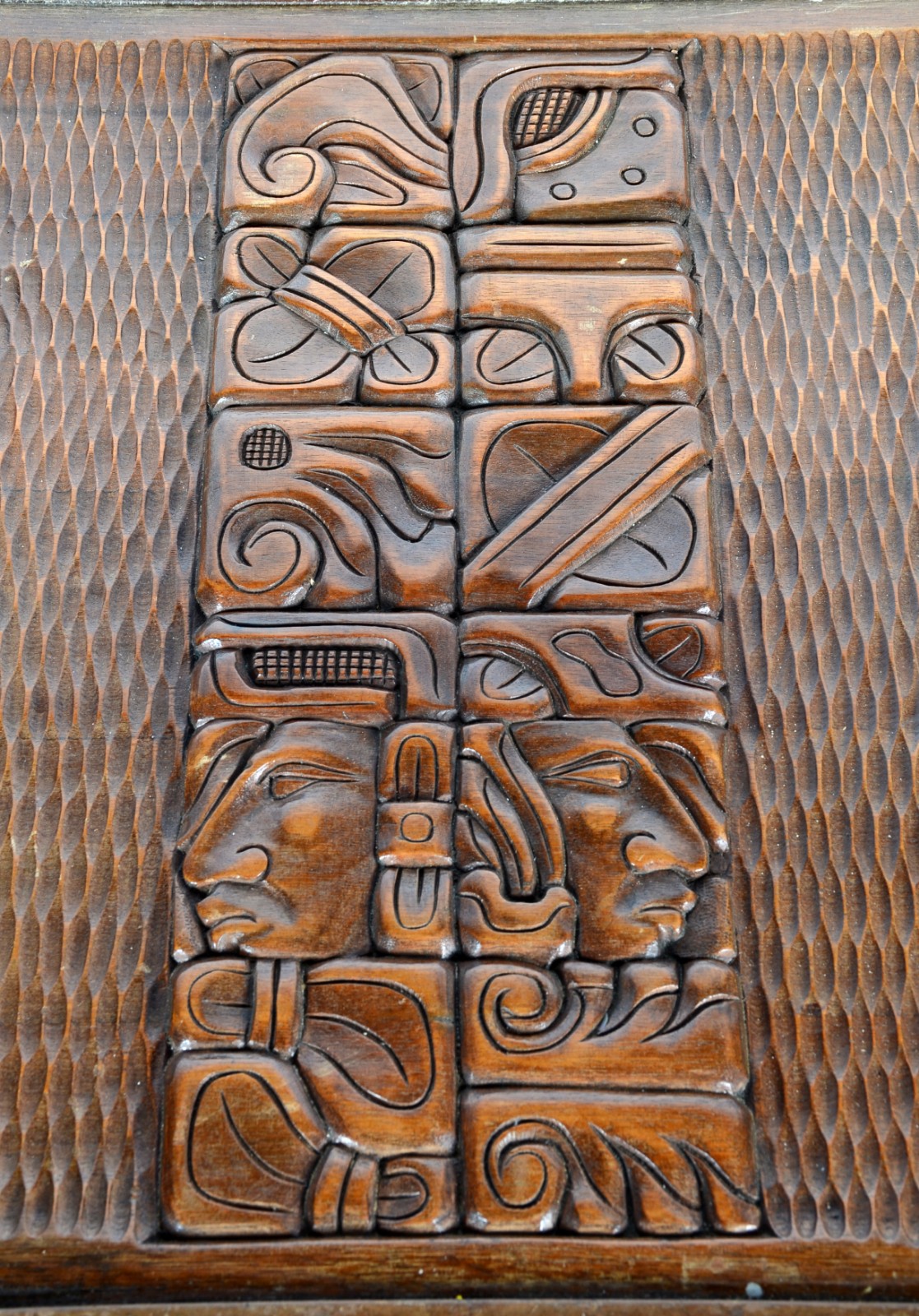 Mesa de centro de madeira entalhada com perfis de rostos masculinos... - foto 7 de 10